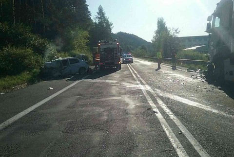 Tragická zrážka kamióna s osobným autom. Cestu pri Hybe uzavreli