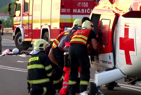 Hasiči zachraňovali 29-ročného kolegu. Na motorke vpálil do auta2594