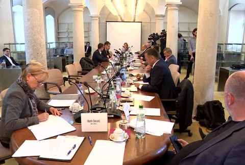 Spustenie tretieho bloku elektrárne Mochovce sa má predražiť a oddialiť. Dostavbe chce zabrániť aj rakúsky kancelár