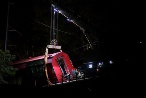 Vlak vykoľajenie noc Švajčiarsko