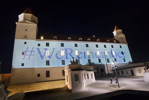 Vysvietenie hradu na pamiatku obetí holokaustu