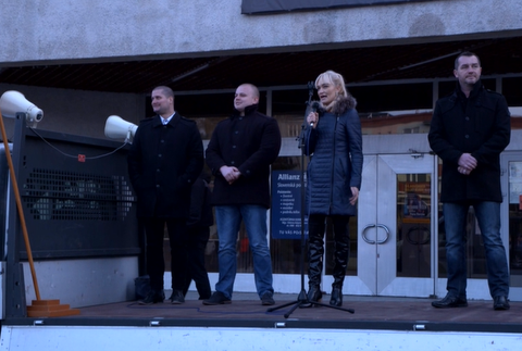 Dva mítingy v jednom meste. Akciu Kotlebovej ĽS-NS sprevádzalo protifašistické stretnutie 