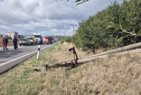 Traktorista narazil do elektrického stĺpu 3