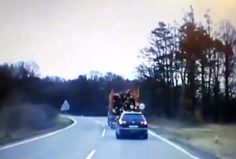 Neďaleko Novák sa prevrátil kamión. Vodič musel vykopnúť čelné sklo