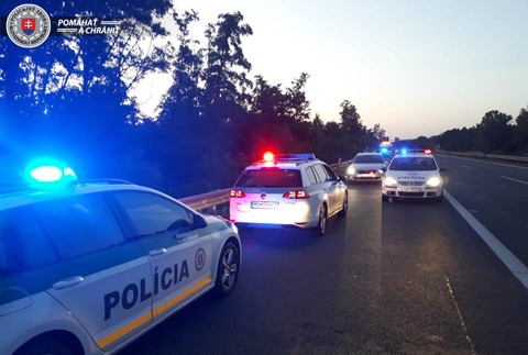 Streľba na diaľnici D2. Muž unikal na ukradnutom taxíku viac ako dvesto kilometrov