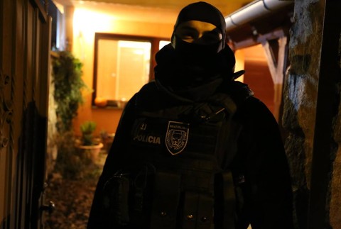 Rozsiahla razia NAKA. Protizločinecká jednotka zadržala 6 osôb