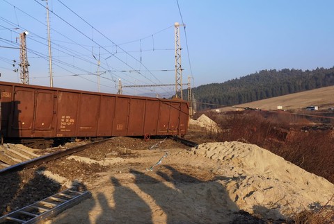 Do Krompách dorazili tanky a ťažká technika. Odstraňujú vykoľajené vagóny