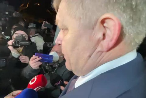 Do auta Roberta Fica hodili dlažobnú kocku a rozbili sklo