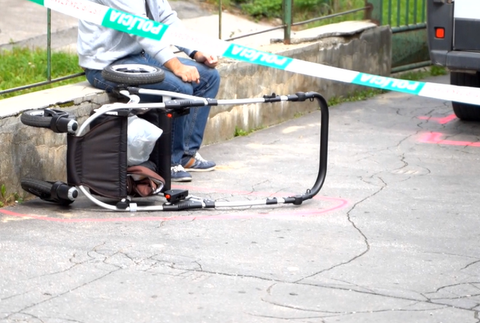 Kuriérska dodávka vrazila do kočíka. Otca pri náraze odhodilo a dieťa prevrhlo