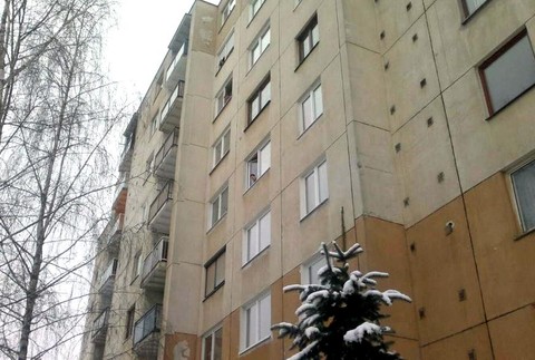 Panelák bytovka okná ľudia samovrah mesto Humenné