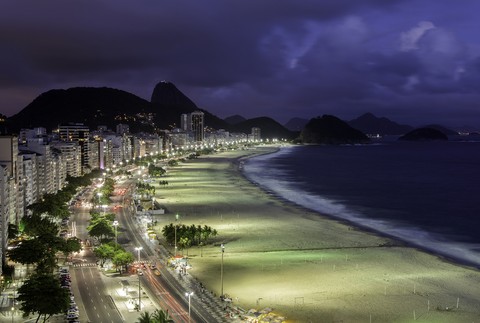Môže chýbať z takéhoto zoznamu Copacabana? Teoreticky áno, napriek tomu ju však celebrity kvôli niečomu stále milujú. Najznámejšiu pláž na svete nemusíme nikomu predstavovať, pravdepodobne nie na jej najfrekventovanejšie miesta sa radi chodia zrelaxovať n