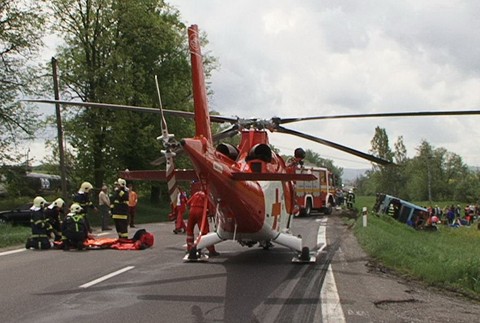 Vrtuľník, autobus, ľudia, Dobrá Niva, jar