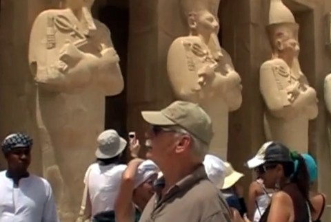 Slnko, more, pláž a robotníci so zbíjačkami. Pohodová dovolenka sa v okamihu zmenila