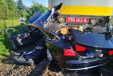 Vážna nehoda na železničnom priecestí: Vlak tlačil auto pred sebou stovky metrov