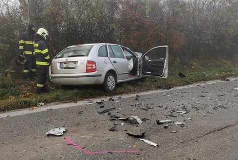 Smrteľná nehoda pri Pezinku. Vodič v hmle predbiehal, čelne sa zrazil s autom 