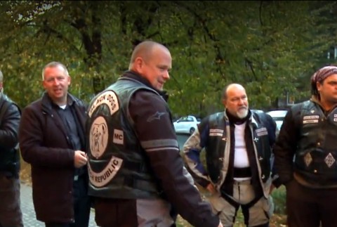 Opitý motorkár sa rútil 200-kilometrovou rýchlosťou. Pred súd sa ale postavil policajt