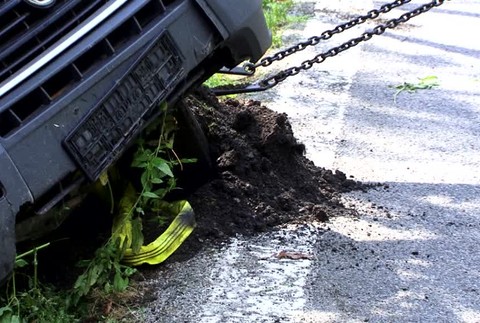 FOTOGALÉRIA: Vodič dodávky sa s tonovým nákladom zrútil do priekopy5485