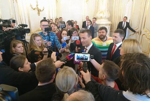 Tomáš Drucker s novinármi 