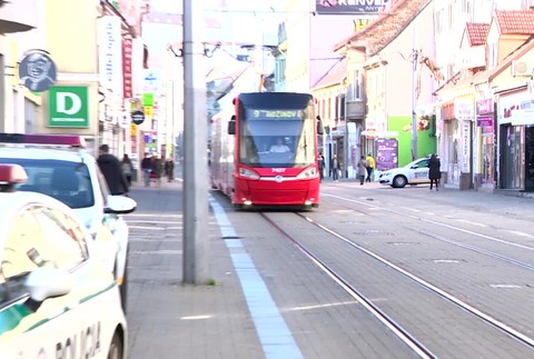 [multi] Ukrýval sa pod autom 8048