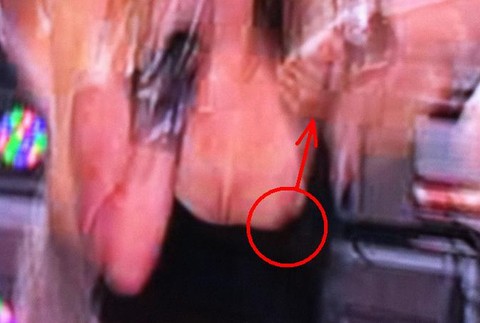 Takto sa snažila Marta Jandová zachraňovať situáciu počas vystúpenia. Padajúce ramienko však neposlúchalo