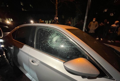 Do auta Roberta Fica hodili dlažobnú kocku a rozbili sklo 