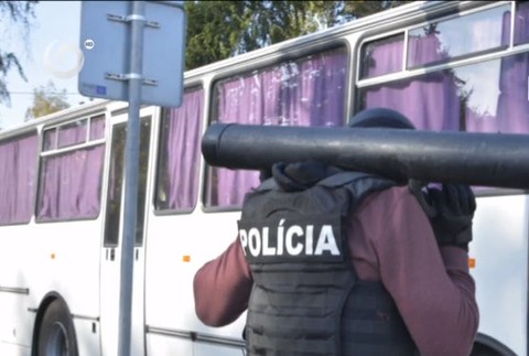 Razia v Seredi: Kukláči zasahovali v sociálnych bytoch