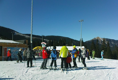 Milovníci lyžovania a zimných športov si prídu na svoje v nízkotatranskom stredisku Jasná. 36 kilometrov zjazdoviek, lyžiarske požičovne a školy, klzisko, ale i množstvo gastrozariadení, uspokoja aj toho najnáročnejšieho turistu.  Pre adrenalínuchtivých j