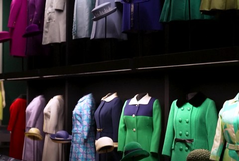 Výstava šiat kráľovnej Alžbety II. v Londýne