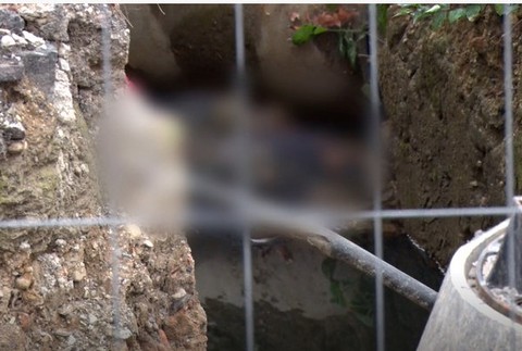 V kanalizačnom výkope našli mŕtve telo muža. Bola pri ňom bonboniéra