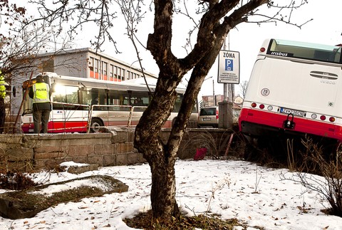 Banská Bystrica nehoda potok zranený vodič