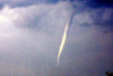 Dnes okolo 17:00 hod. sa mi podarilo nafotiť z mestskej časti Nový Svet, mesto Šurany smerom na Nitru vznikajúce tornádo, tzv. trombu. Vydržala cca. 5 min. 