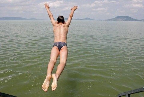 Balaton jazero Maďarsko chlapec skáče do vody
