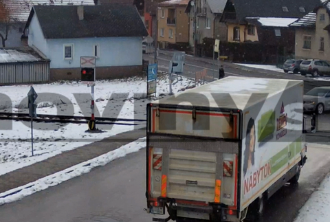 Vodič prežil zrážku s vlakom, auto tlačil pred sebou takmer tridsať metrov