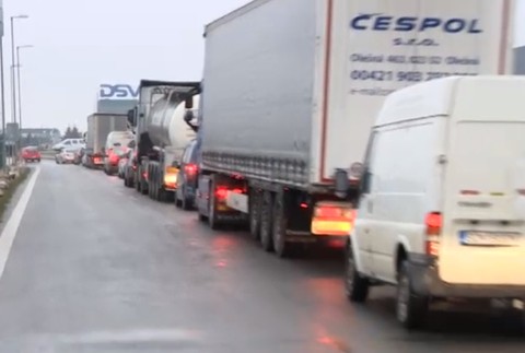 Nevídaný dopravný kolaps medzi Sencom a Pezinkom. V kolóne stoja vodiči aj 5 hodín