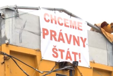 Farmári na traktoroch