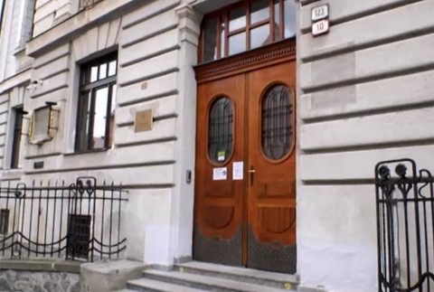 Mladík pichol ženu nožom do tváre. 