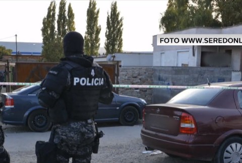 Razia v Seredi: Kukláči zasahovali v sociálnych bytoch