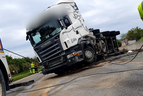 [multi] Na D1 sa prevrátil kamión. Tvorili sa dlhé kolóny 226