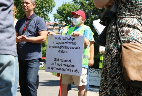 Vymazaní rodičia z celého Slovenska protestovali pred ministerstvami a vládou