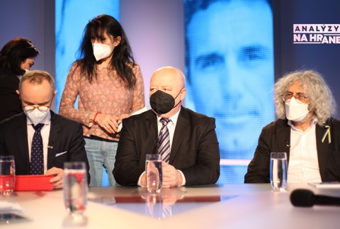 Analýzy Na hrane s T. Valáškom, P. Mackom a G. Mesežnikovom