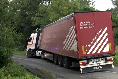 Zapadnutý kamión il