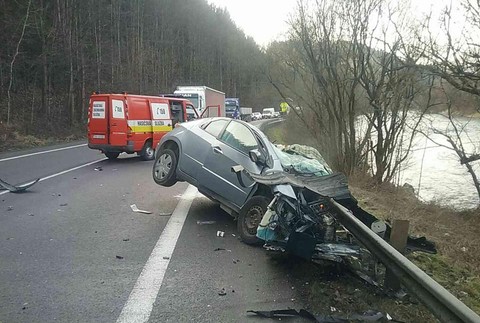 Čelná zrážka auta s kamiónom si vyžiadala jednu obeť.