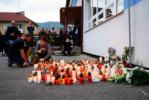 Tragédia vo Vrútkach otriasla Slovenskom. Ľudia si uctili pamiatku učiteľa, ktorý položil svoj život, aby zachránil žiakov