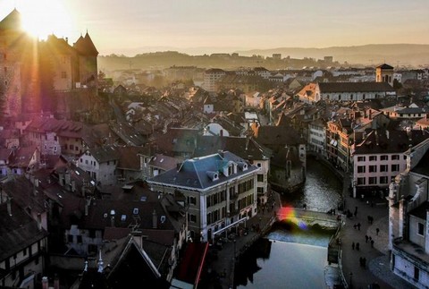 Západ slnka nad francúzskym mestom Annecy