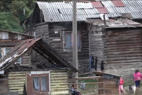 Chránený bobor a nechránená osada. Obyvateľom sa kopec zosúva na obydlia