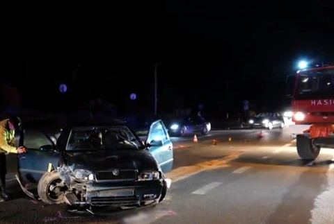 Silný náraz a dvaja zranení. Vodič nedal prednosť v jazde