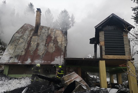 Požiar pri lyžiarskom stredisku. Chatu pohltili obrovské plamene