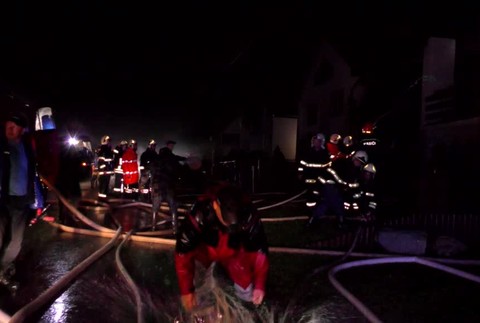 Po silnej rane nasledoval požiar. Strechu rodinného domu zapálil blesk3943