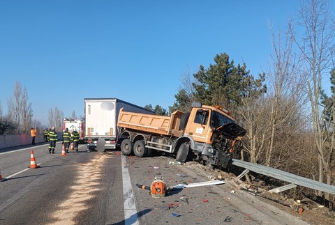nehoda D1 pred Hlohovcom v smere na Trenčín (2)