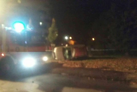 Pri nočnej nehode sa zrazili tri autá. Jedno z nich vyletelo na chodník a zachytilo dvoch chodcov